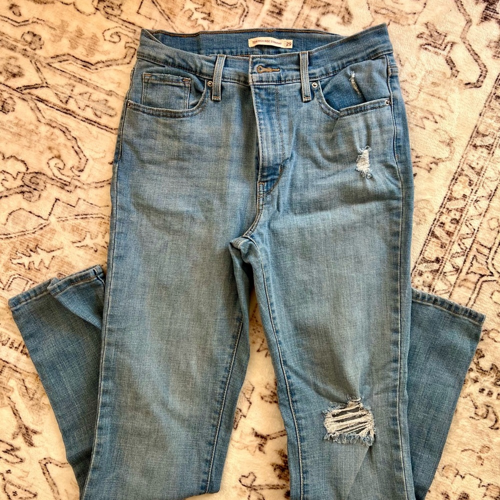 724 High Rise Straight Distressed Light Wash Levi’s